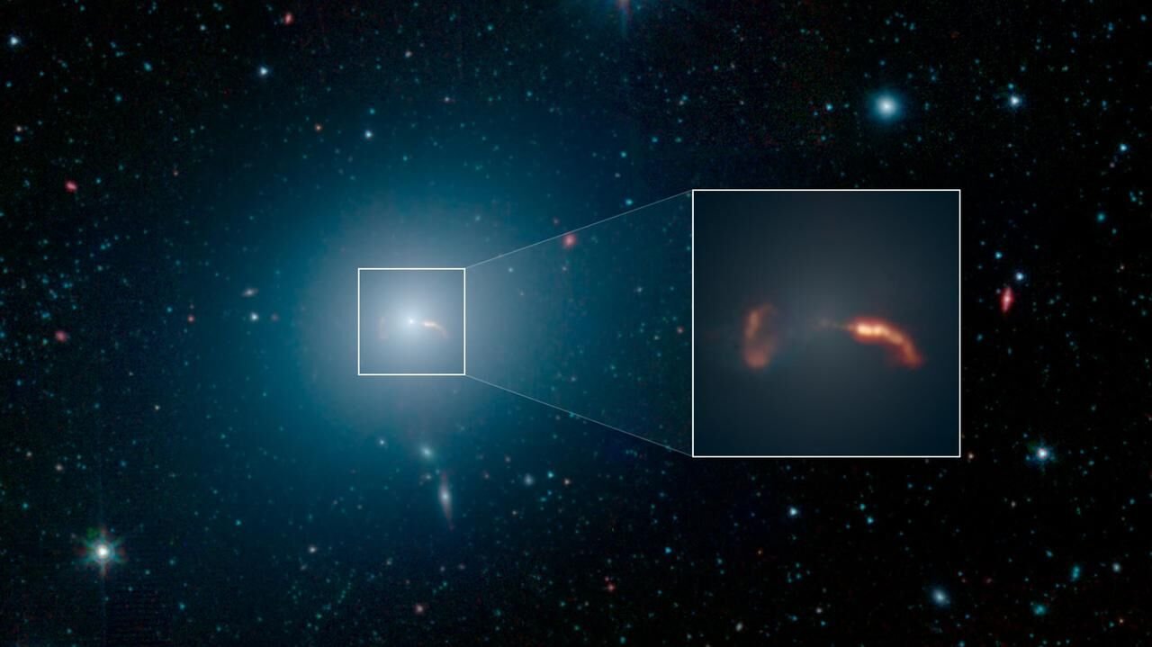 A galáxia elíptica gigante Messier 87 em azul, com um detalhe em laranja de seu jato