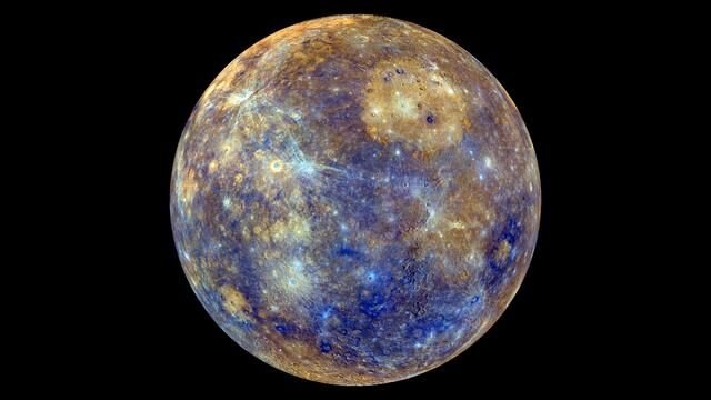 Mercúrio em cores realçadas, com crateras em tons de azul, marrom e amarelo