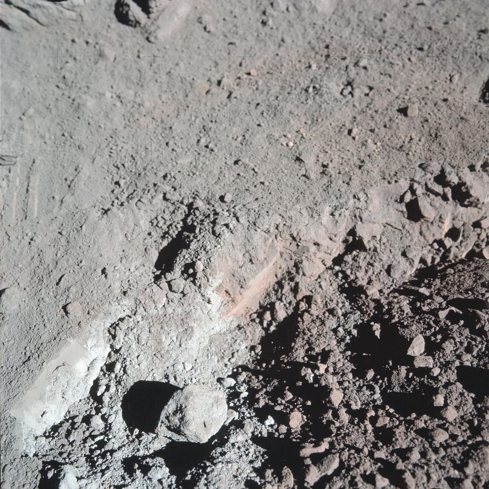 Solo lunar de cor laranja encontrado pelos astronautas da Apollo 17