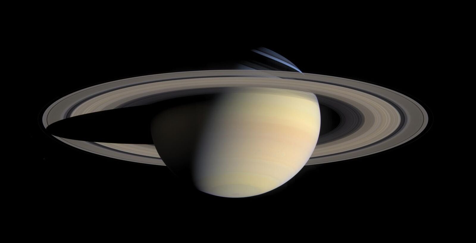 Saturno com seus anéis largos e brilhantes